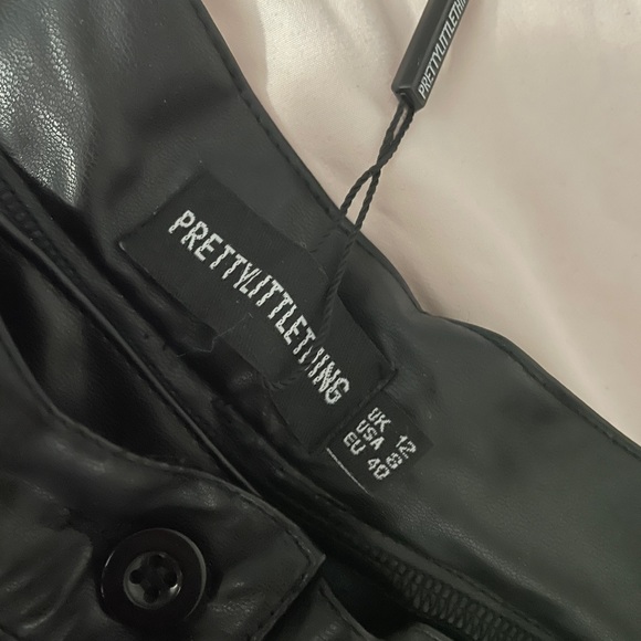 Pretty little thing - black leather short - Picture 3 of 4